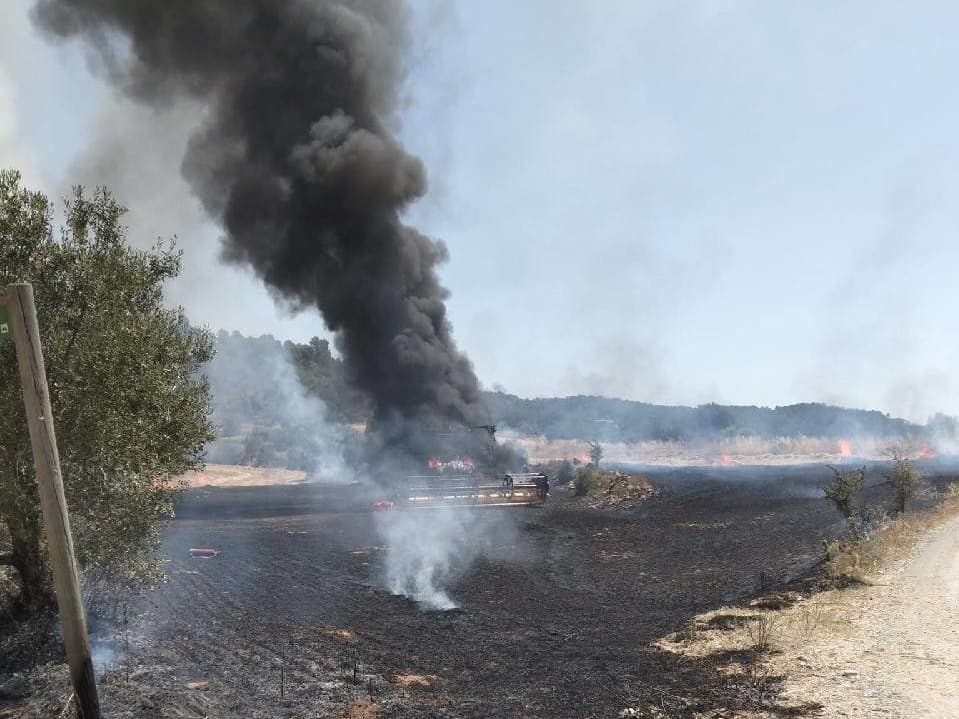 Els Bombers treballen per apagar un incendi a Anya, a Artesa de Segre