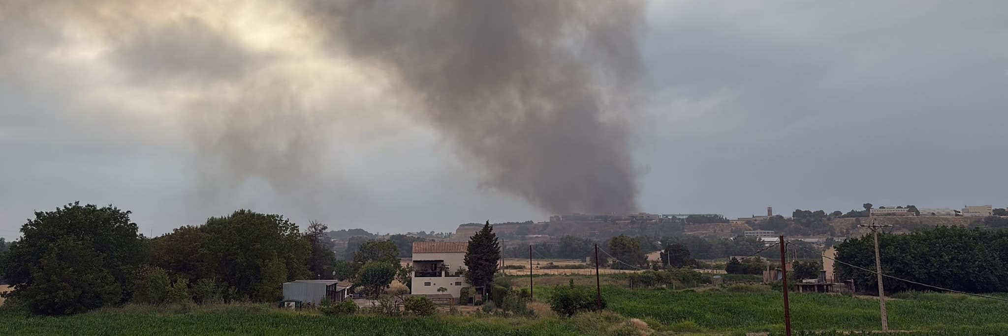 Els Bombers treballen en un incendi a la partida de la Mariola, a l'Horta de Lleida