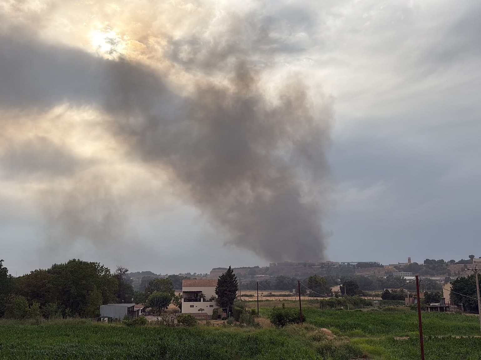 Els Bombers treballen en un incendi a la partida de la Mariola, a l'Horta de Lleida
