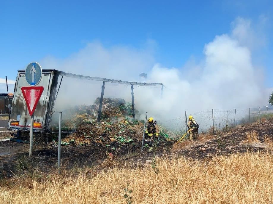 Els Bombers treballen en extingir l’incendi d’un camió a l’A-2 a Granyanella