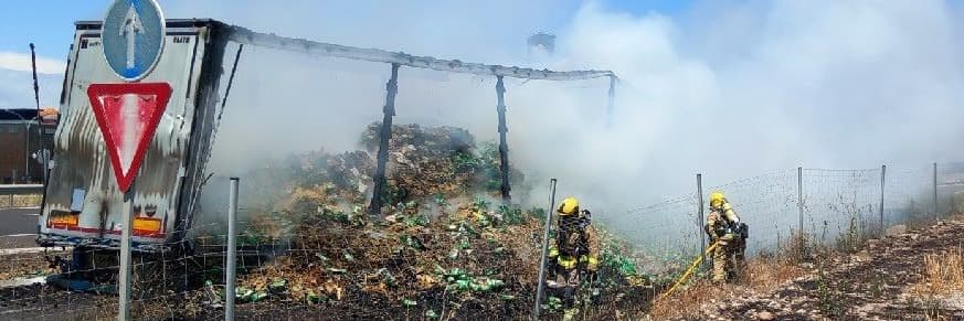 Els Bombers treballen en extingir l’incendi d’un camió a l’A-2 a Granyanella