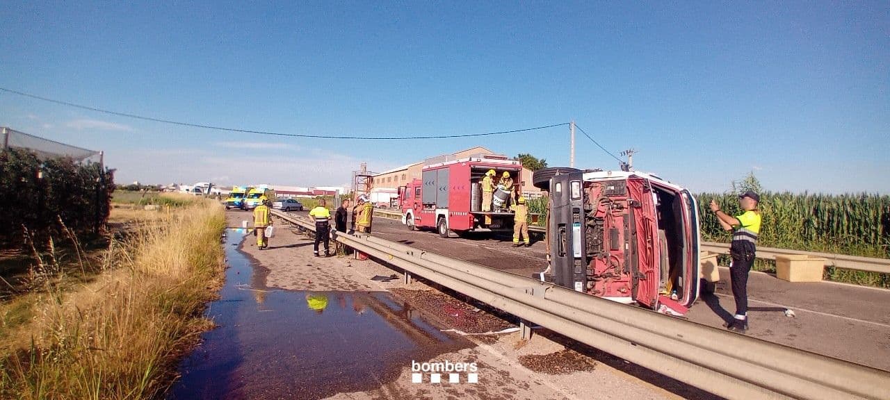 Un camió que transportava gasoil bolca a la carretera LV-2001 a Mollerussa