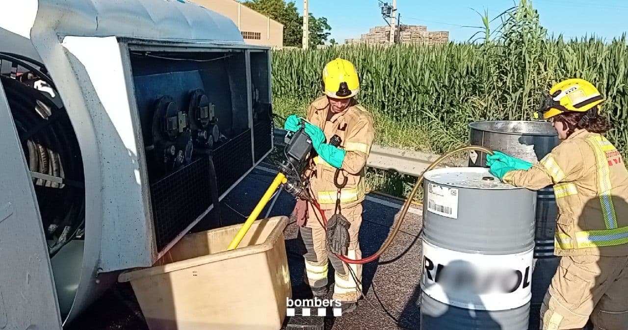 Un camió que transportava gasoil bolca a la carretera LV-2001 a Mollerussa