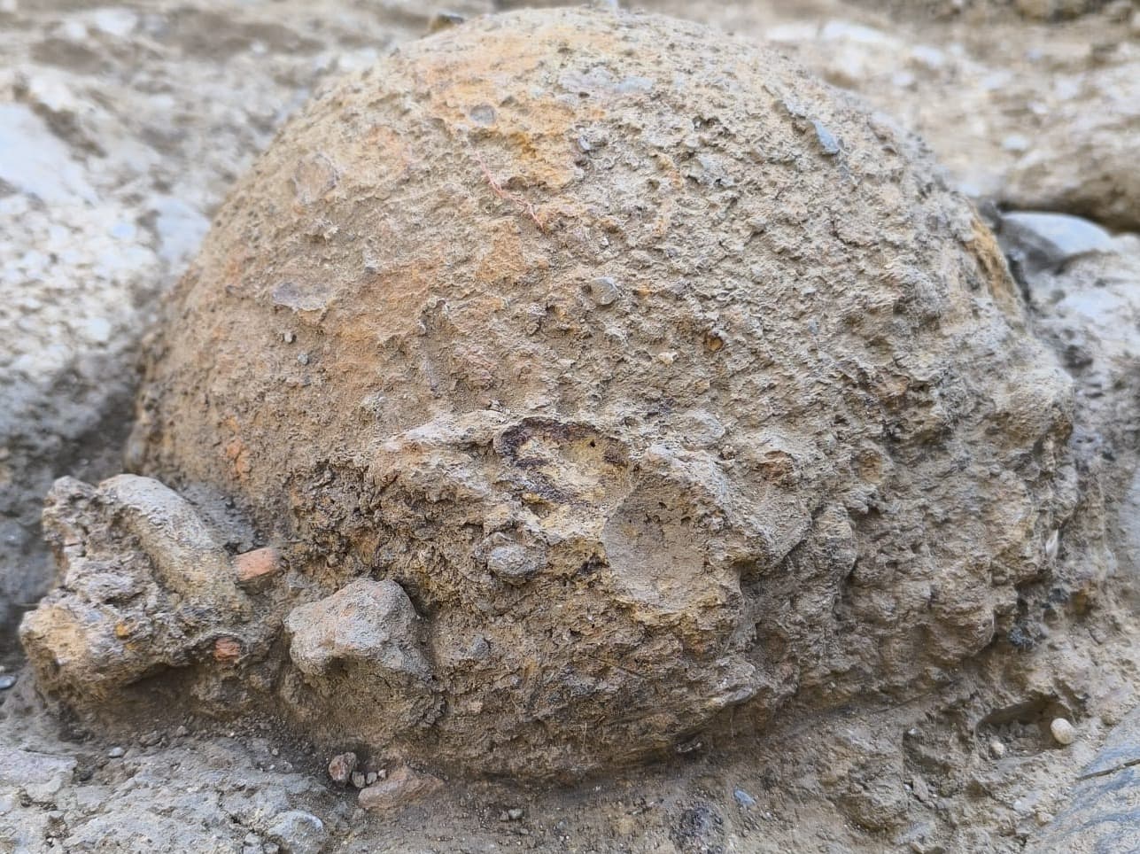 Troben una bomba de morter del segle XVII al Pati de les Monges de la Seu d’Urgell
