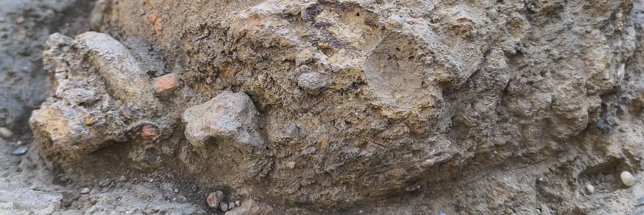 Troben una bomba de morter del segle XVII al Pati de les Monges de la Seu d’Urgell