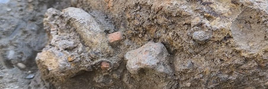 Troben una bomba de morter del segle XVII al Pati de les Monges de la Seu d’Urgell