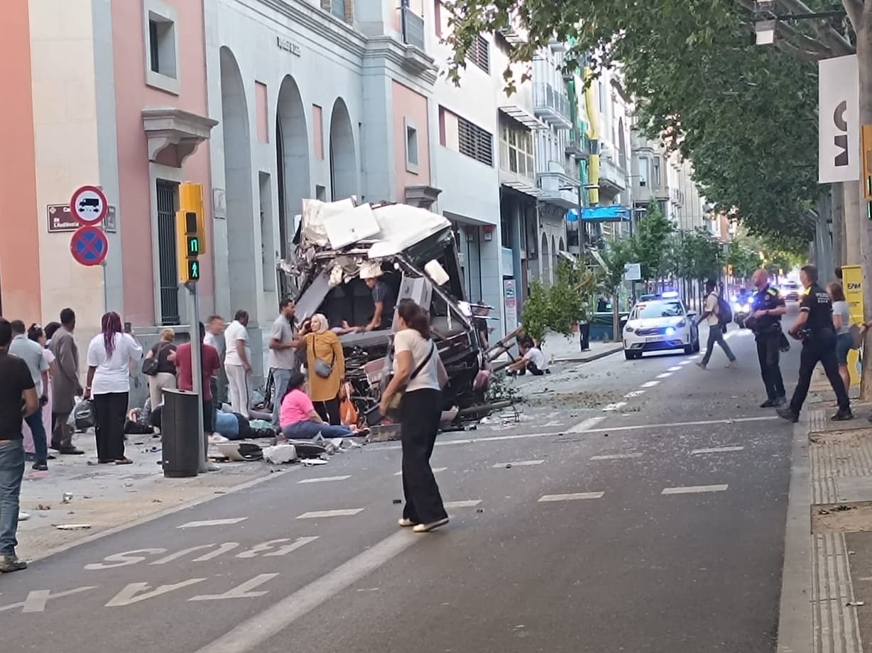 Una trentena de persones ferides en un greu accident a Rambla Ferran
