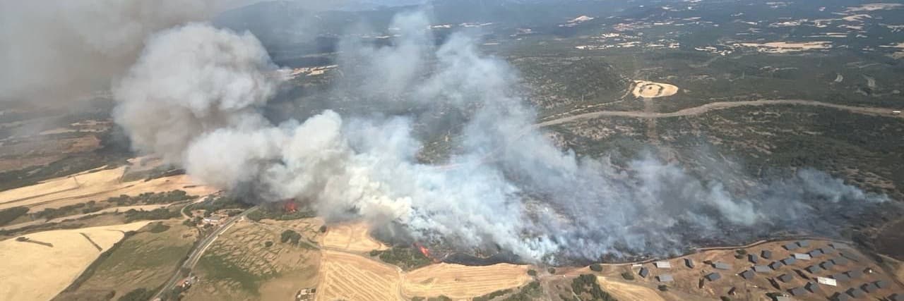 Els Bombers treballen per controlar un incendi forestal a Comiols, entre Artesa de Segre i Isona