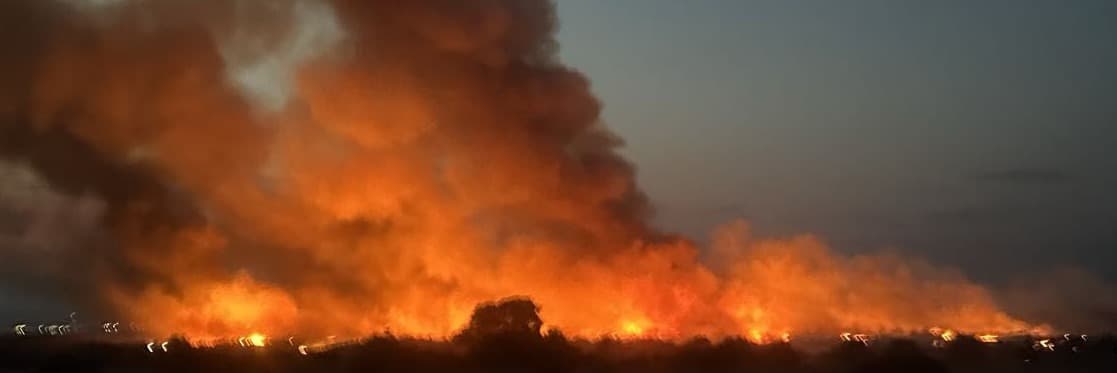 Els Bombers treballen per controlar dos incendis simultanis a Ponent, un a Mollerussa i l'altre a Guimerà
