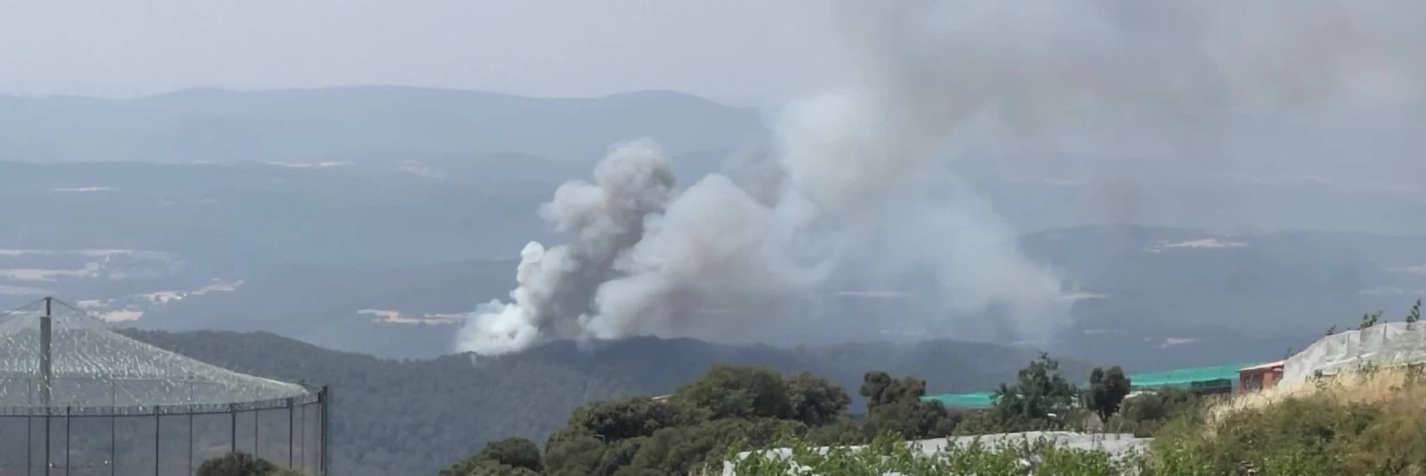 Un total de 23 dotacions dels Bombers treballen en un incendi forestal a Lladurs, al Solsonès, amb un potencial d'unes 400 hectàrees