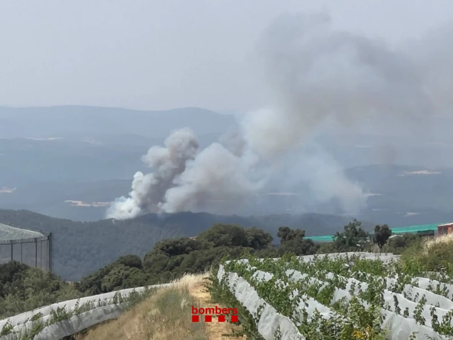 Un total de 23 dotacions dels Bombers treballen en un incendi forestal a Lladurs, al Solsonès, amb un potencial d'unes 400 hectàrees