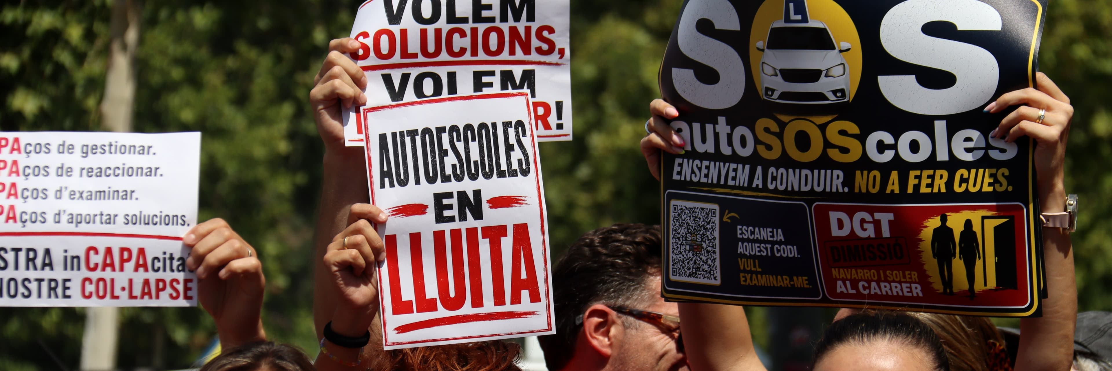 Les autoescoles de Lleida protagonitzen una sonora protesta davant la DGT pel “col·lapse” en els exàmens de conduir