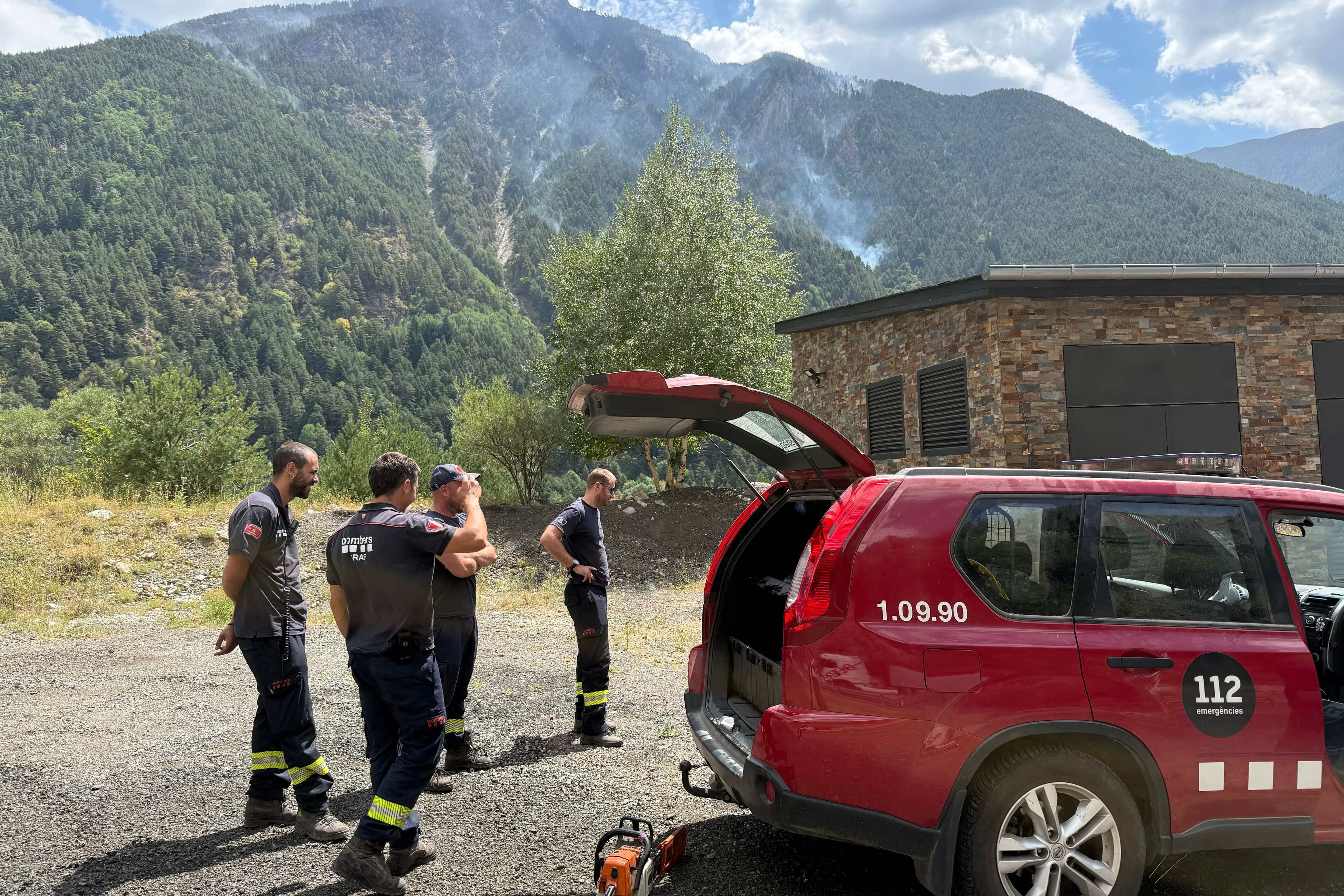 Els Bombers estabilitzen l'incendi de Senet, a l'Alta Ribagorça