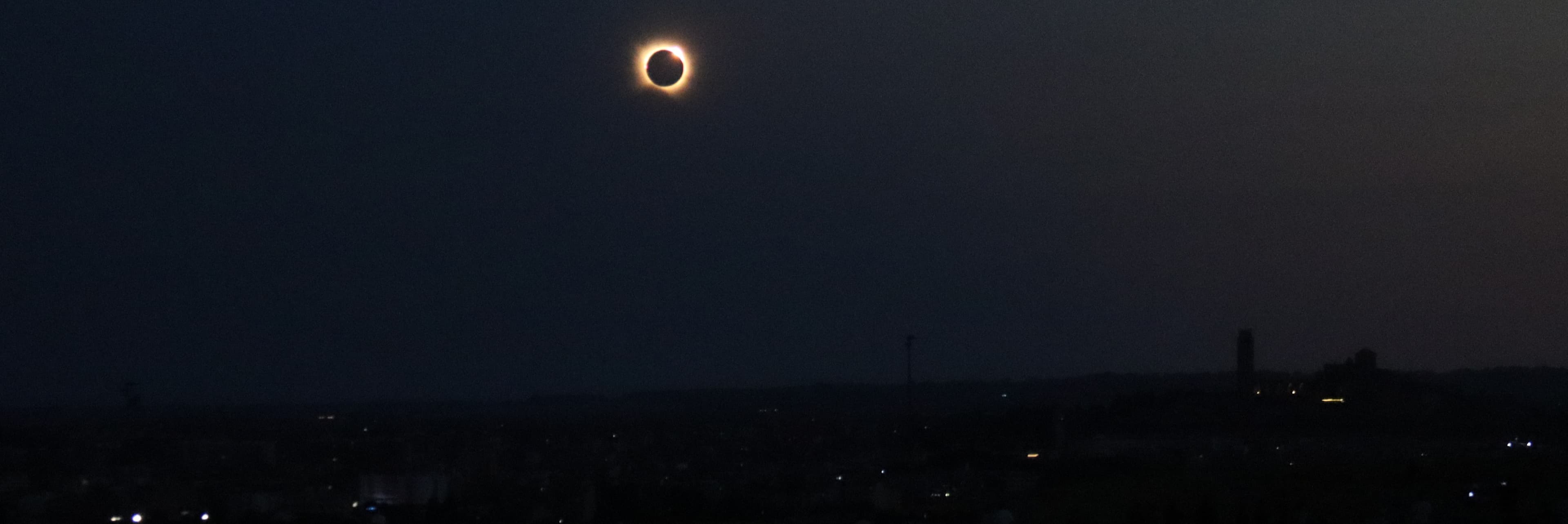 L'eclipsi solar total emociona la ciutat de Lleida
