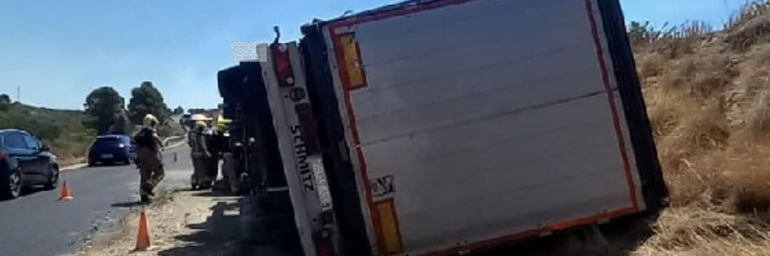 Un camió bolca a la C-45 a Maials i provoca retencions