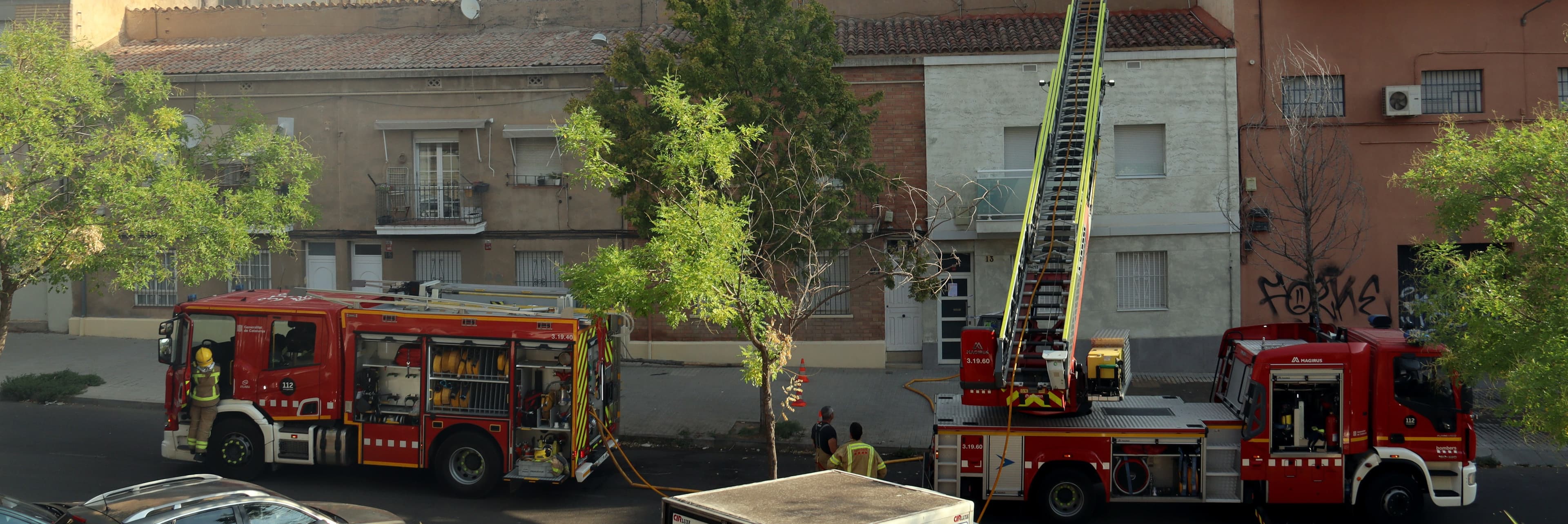 Els Bombers refreden les restes de l’edifici incendiat al carrer Vallès de Lleida, que haurà de ser enderrocat