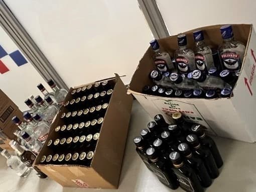 Intervenen 407 ampolles d'alcohol a la duana de la Farga de Moles amagades en un cotxe francès