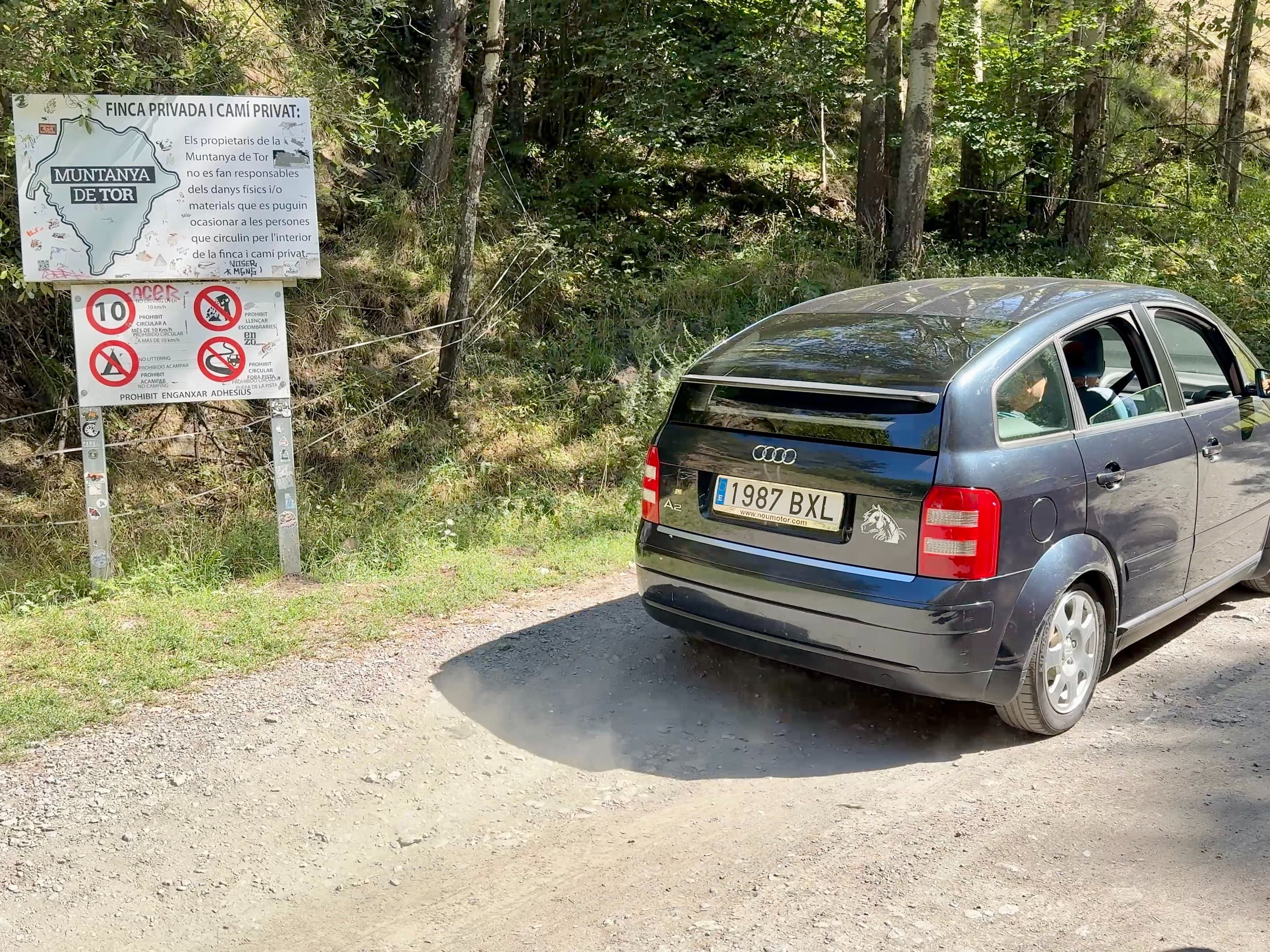 Un senyal de prohibit circular en un camí de Tor torna a tensionar la convivència dels veïns