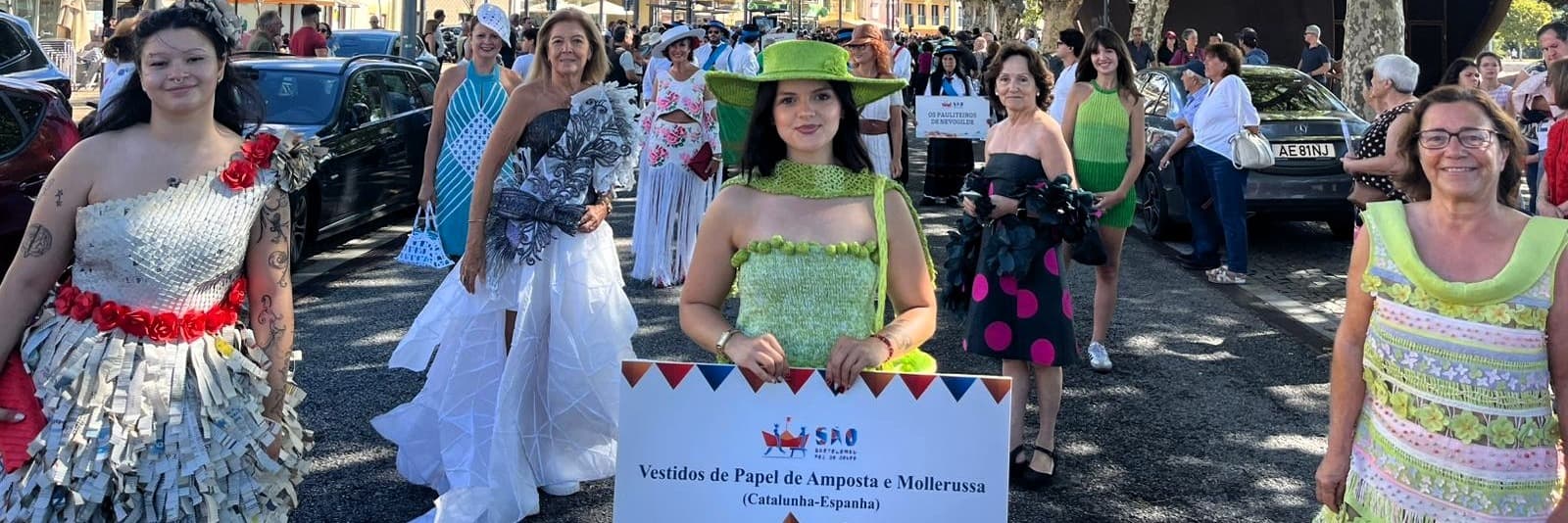 Mollerussa atansa a Porto la tradició dels vestits de paper