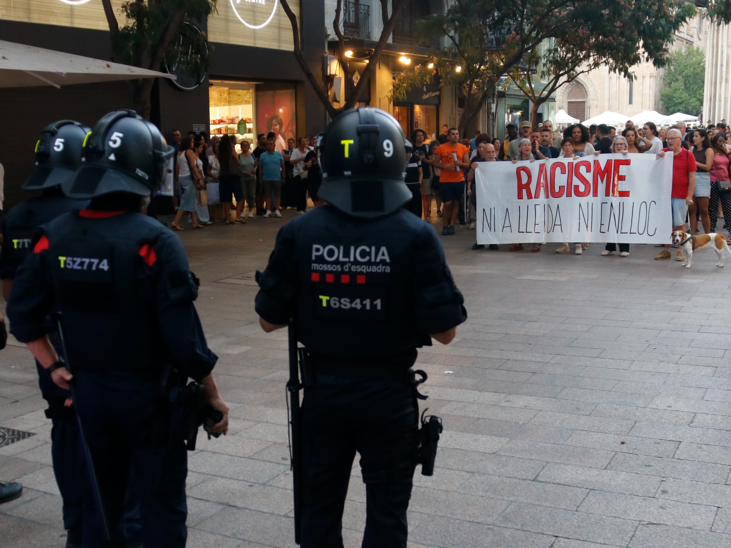 Dues manifestacions de signe contrari per Ceuta omplen l’Eix Comercial de Lleida enmig d’una forta presència policial