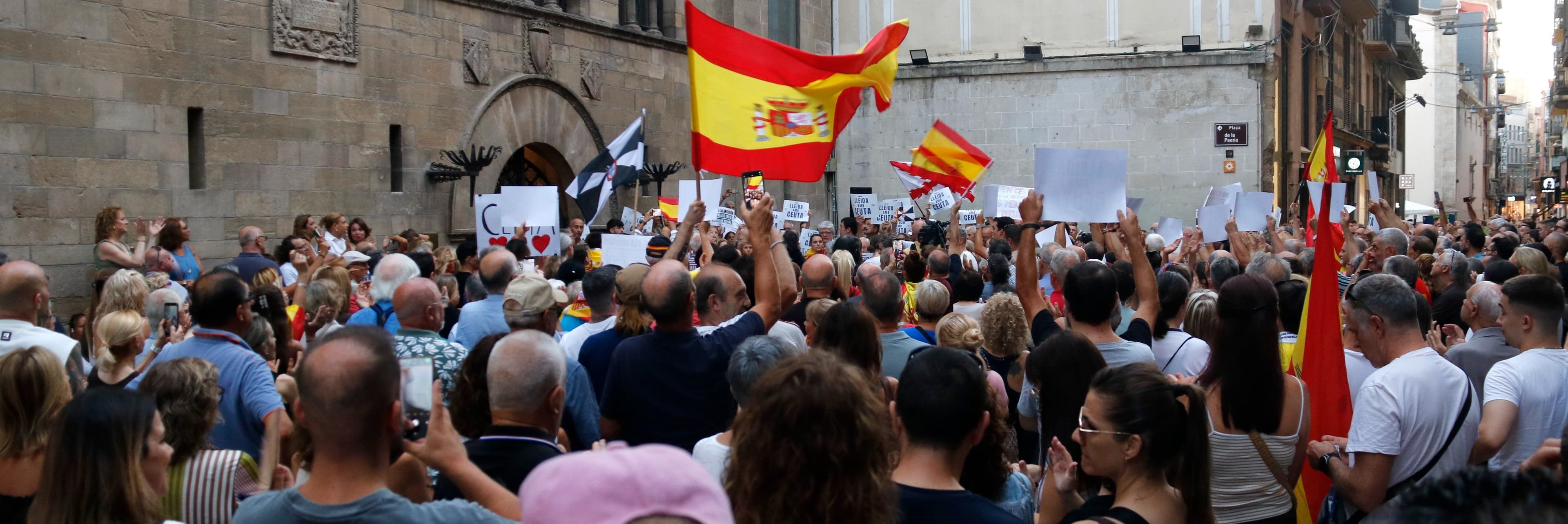 Dues manifestacions de signe contrari per Ceuta omplen l’Eix Comercial de Lleida enmig d’una forta presència policial