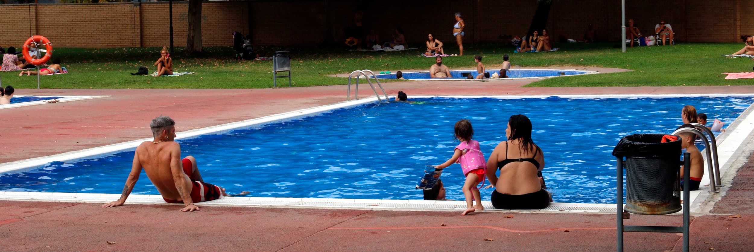 Les piscines municipals de Ponent tanquen temporada amb més afluència per la calor i incidències per excrements a l'aigua