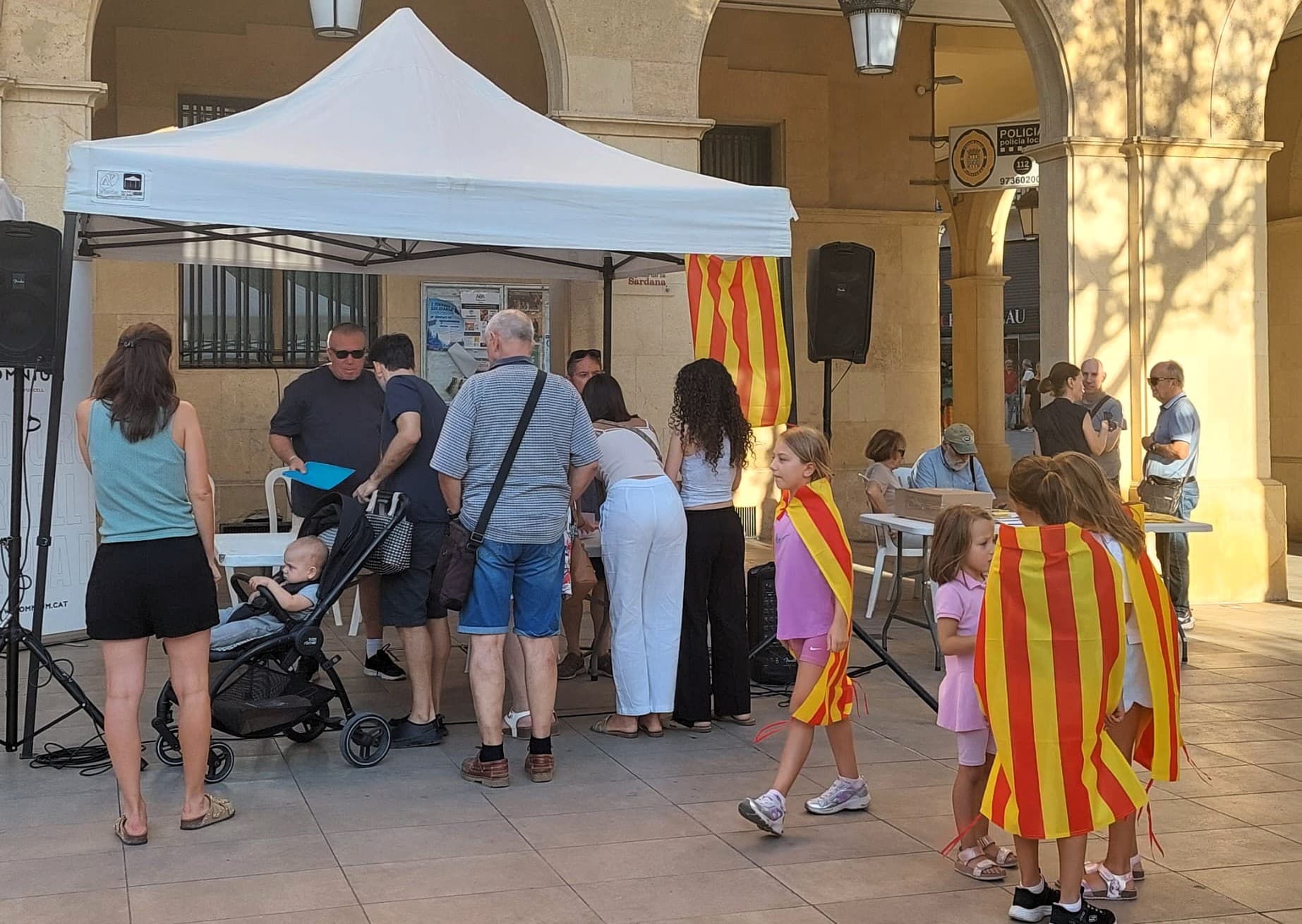 Mollerussa reparteix més de 200 senyeres entre la ciutadania per fer la Diada “més participativa”