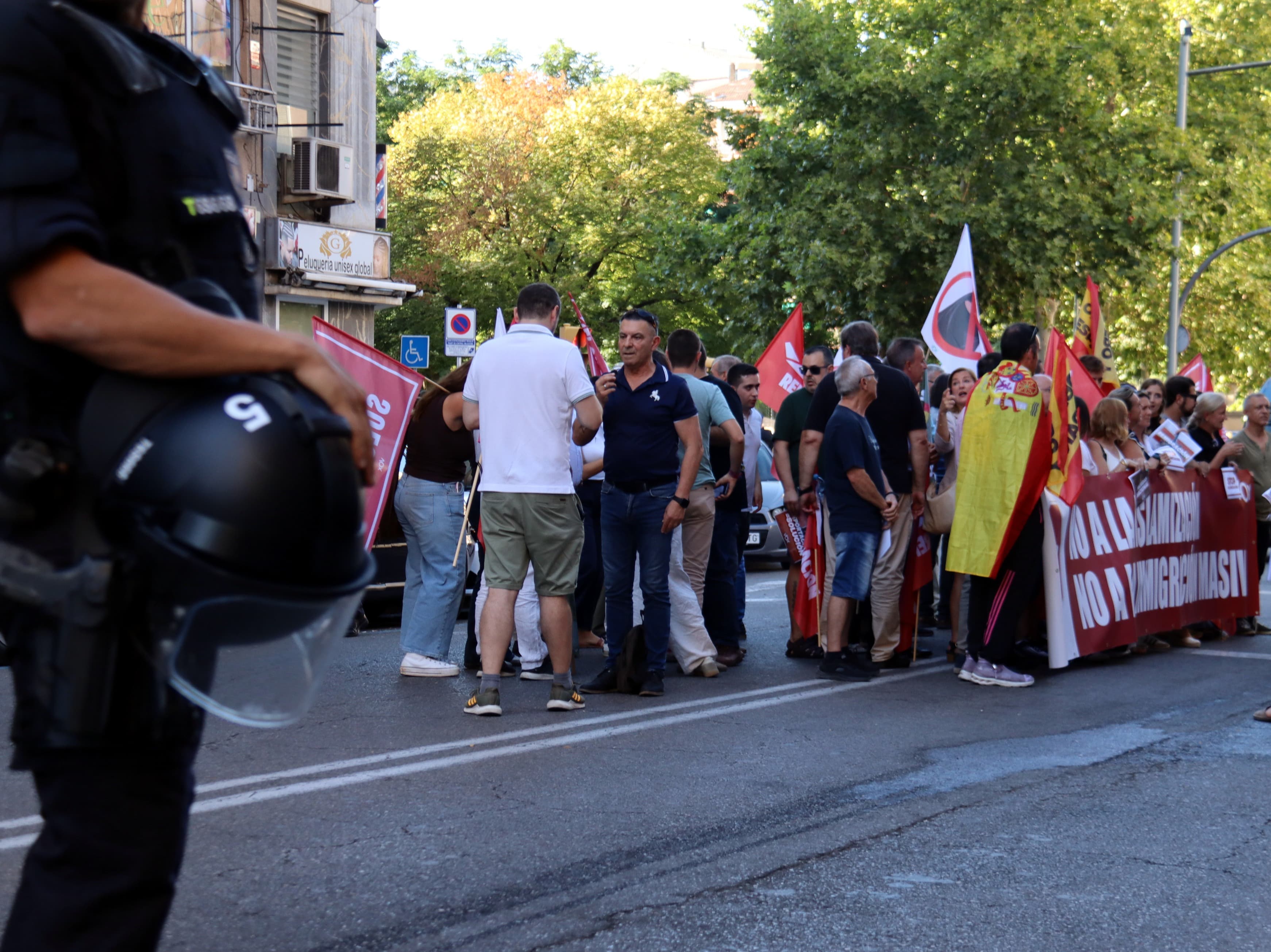 Desplegament policial a Lleida per evitar que una manifestació de Vox es trobi amb una concentració antifeixista