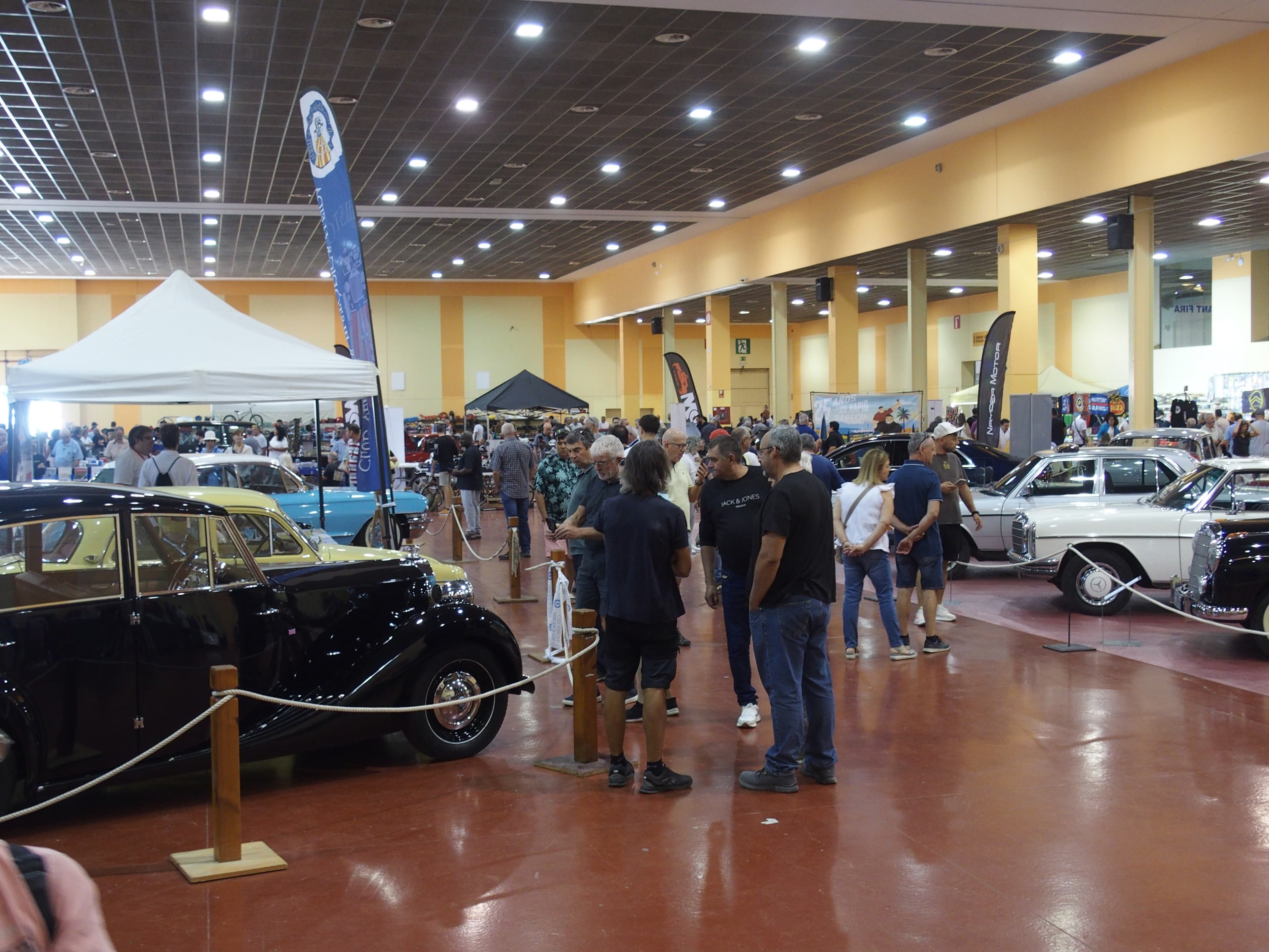 El món dels vehicles clàssics i les antiguitats treuen múscul en el 31è saló Expoclàssic de Mollerussa