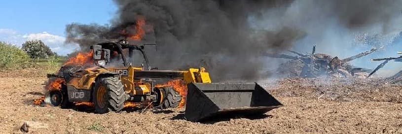 Extingit l'incendi d’una excavadora en un camp fruiter d’Alcarràs