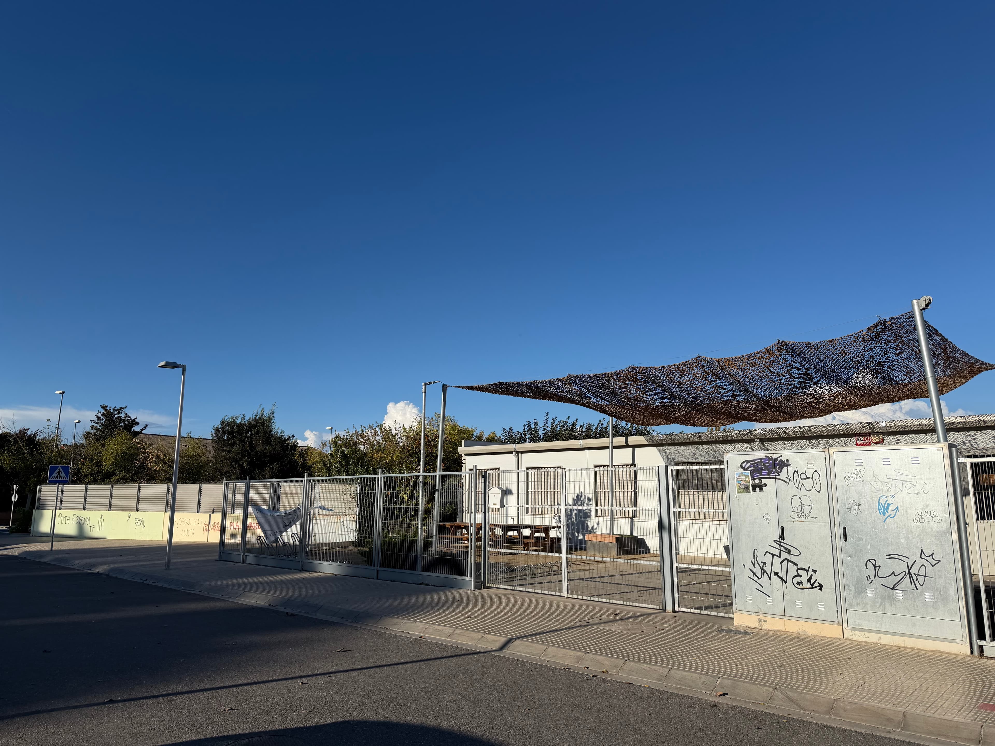 Els alumnes d’un institut de Mollerussa falten a classe per protestar per la supressió de les colònies i sortides escolars