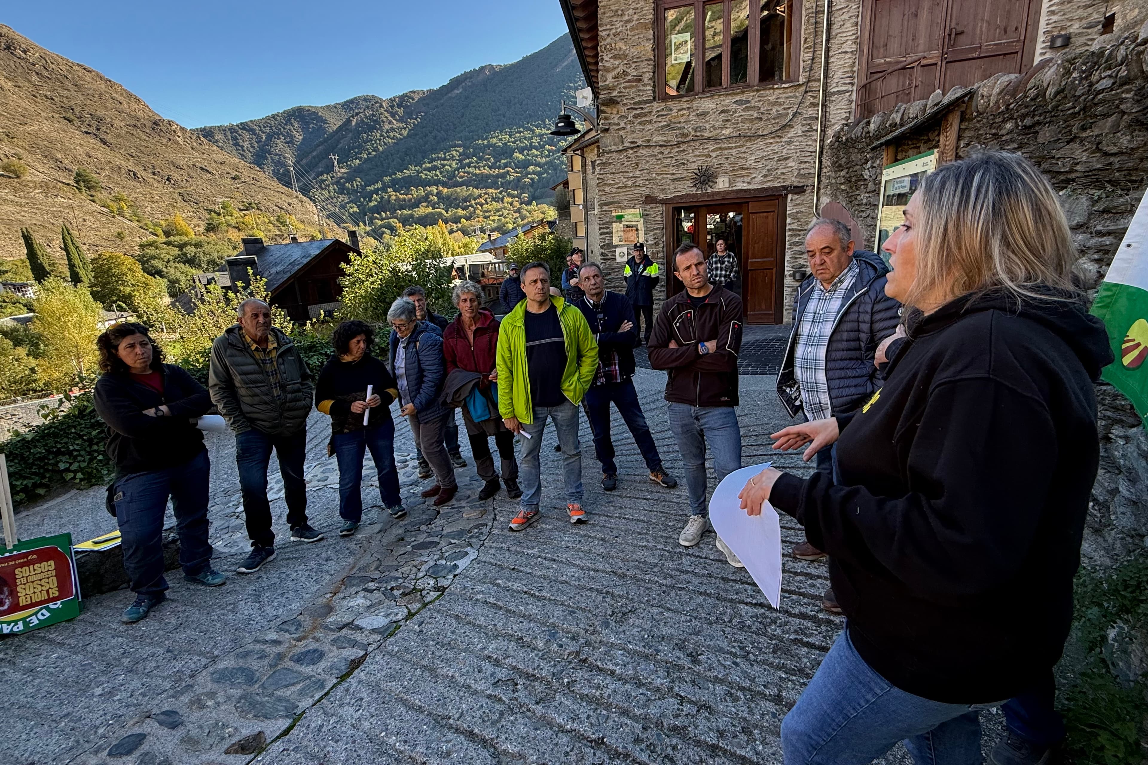 Els ramaders del Pallars Sobirà exigeixen al Govern que reconegui tots els atacs d'os al bestiar i que se'ls compensi adequadament