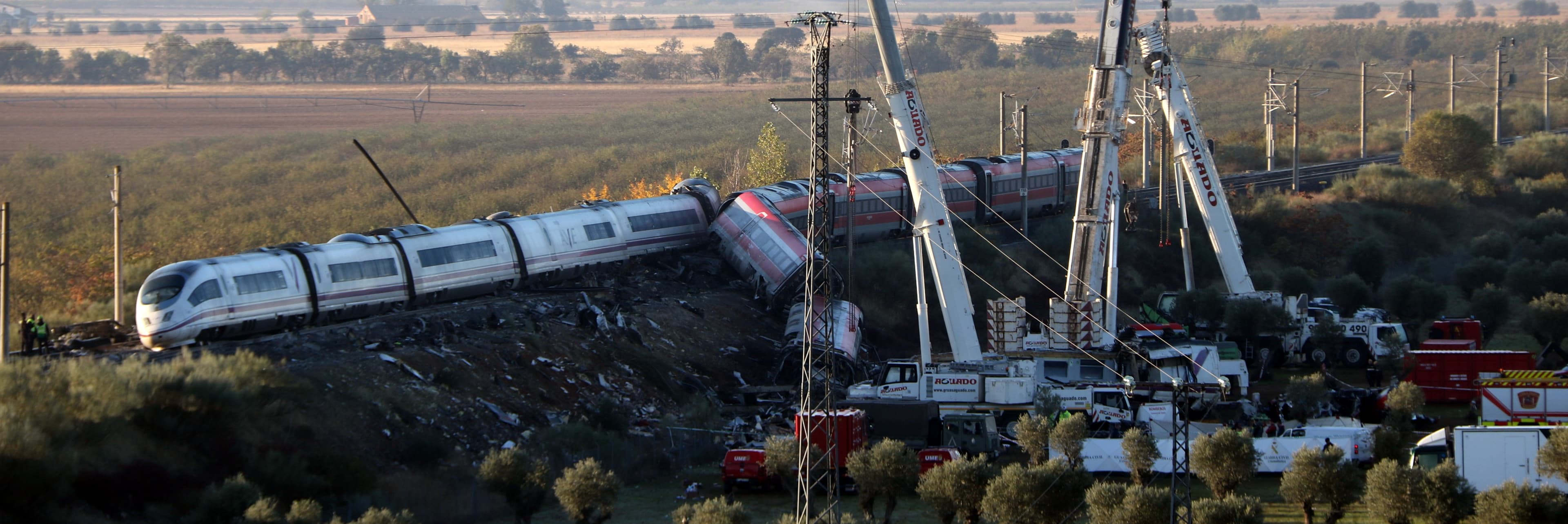 Centenars d’operaris segueixen les tasques de rescat a la zona de l’accident ferroviari d’Urda (Toledo)