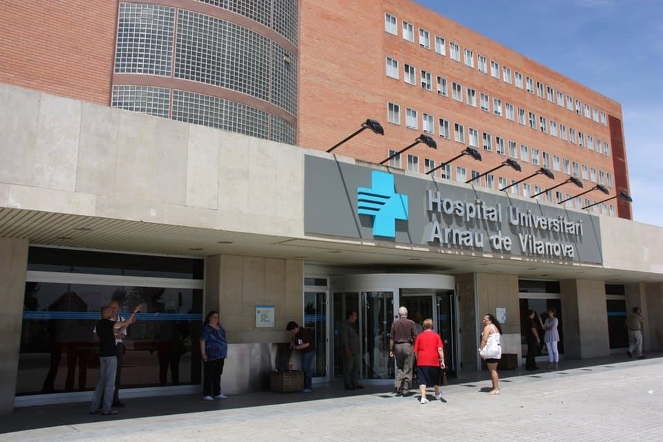L’Hospital Universitari Arnau de Vilanova realitza amb èxit una innovadora intervenció robòtica de resecció de la primera costella