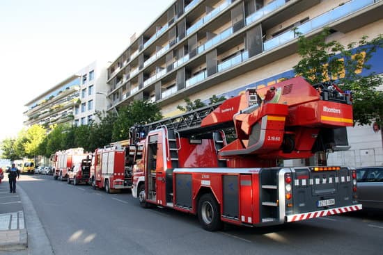 Ateses per inhalació de fum tres persones en un incendi al carrer Príncep de Viana de Lleida