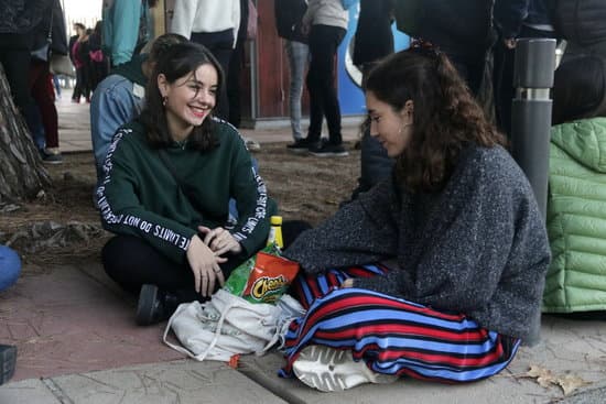 La Generalitat reforça les polítiques de salut mental amb ‘L’Obro feel’, un servei d’acompanyament emocional dedicat a joves