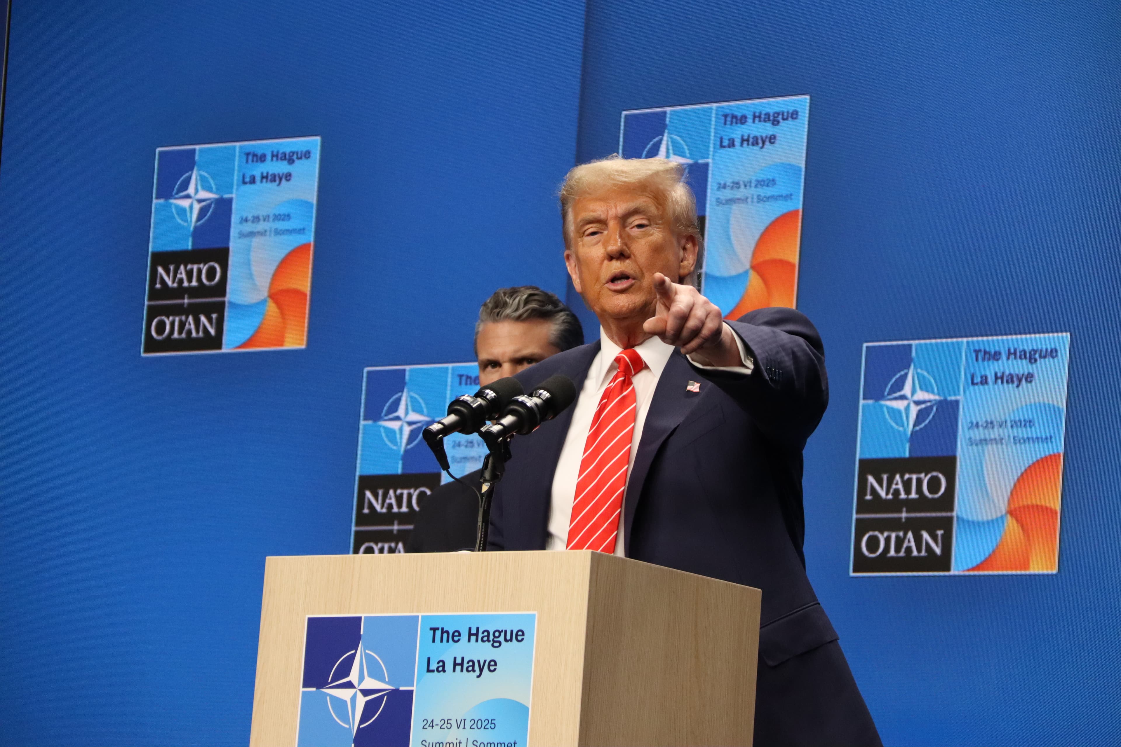 Trump firma a Versalles el principi d'acord d’alto el foc amb l’Iran