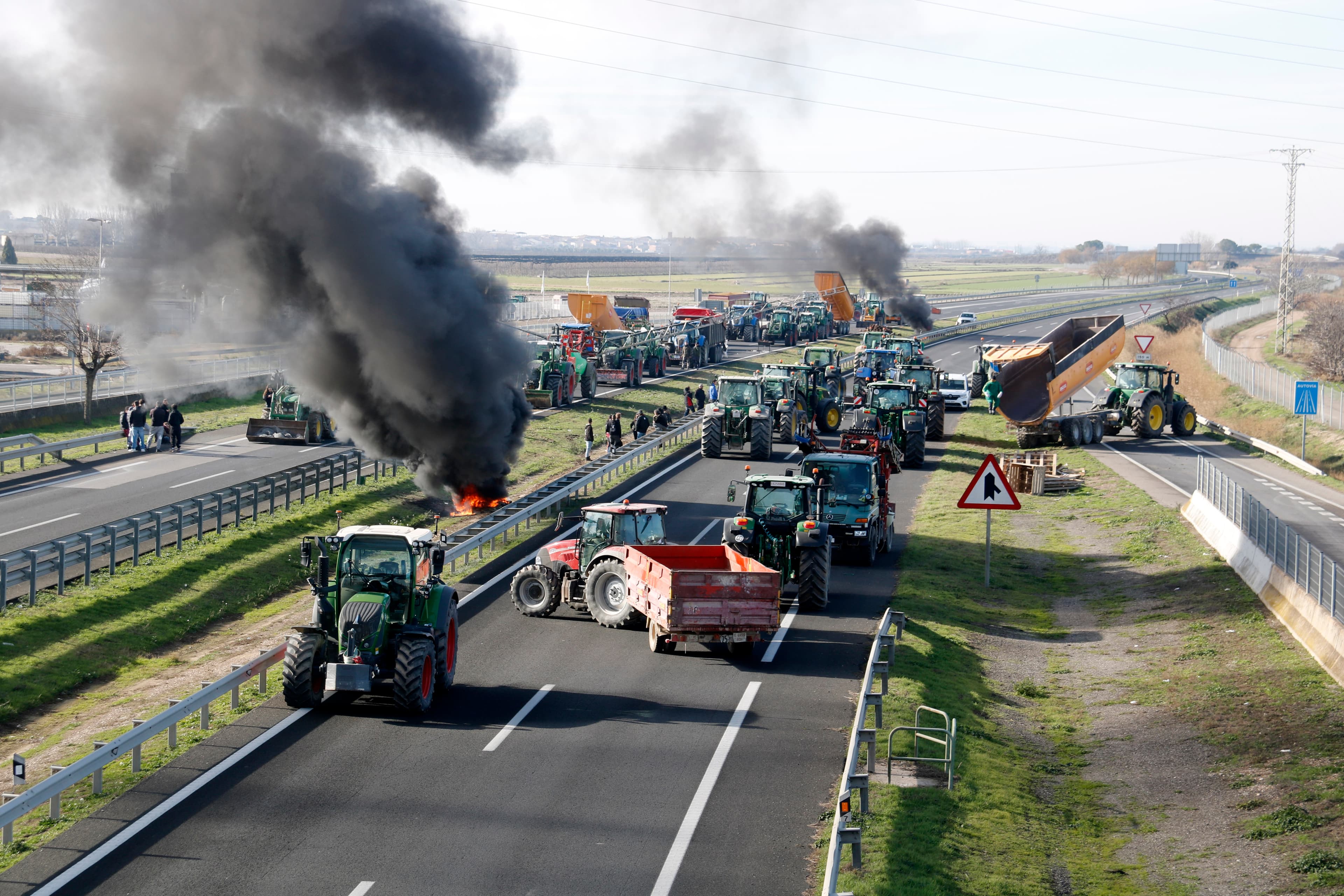 El sector de la pagesia talla l'A-2 al Pla d'Urgell per protestar contra l'acord amb Mercosur