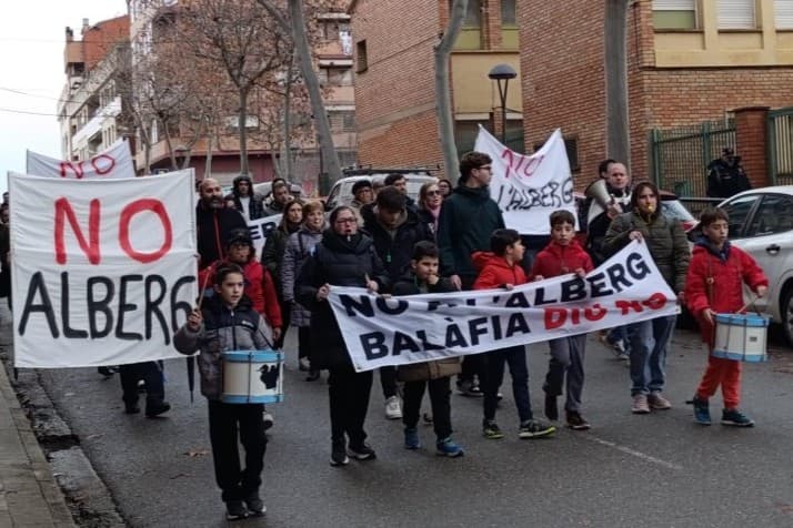 Uns 300 veïns de Balafia es tornen a manifestar contra l'allotjament per a persones sense llar