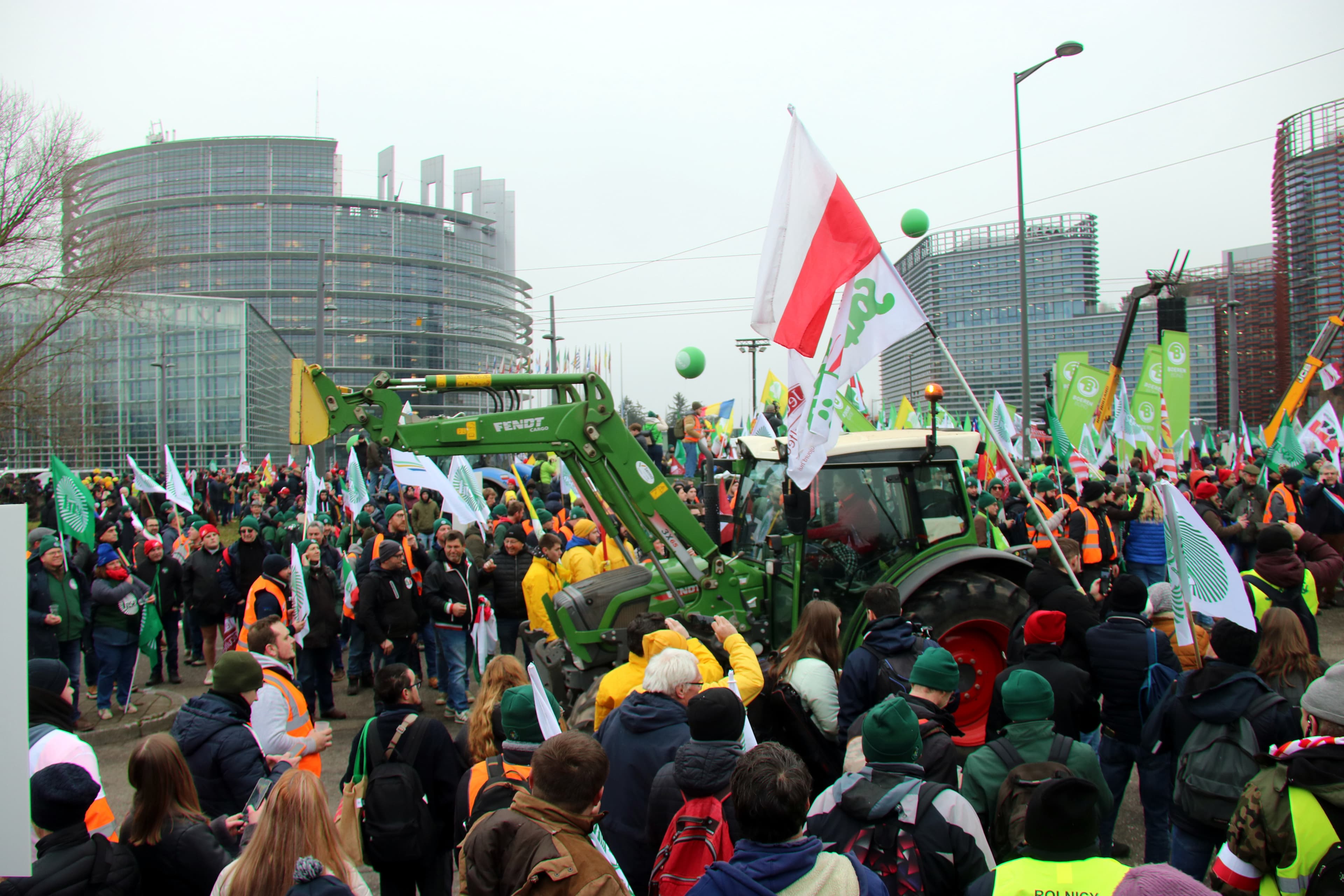 Els tractors bloquegen l'entrada del Parlament Europeu com a protesta contra l'acord Mercosur