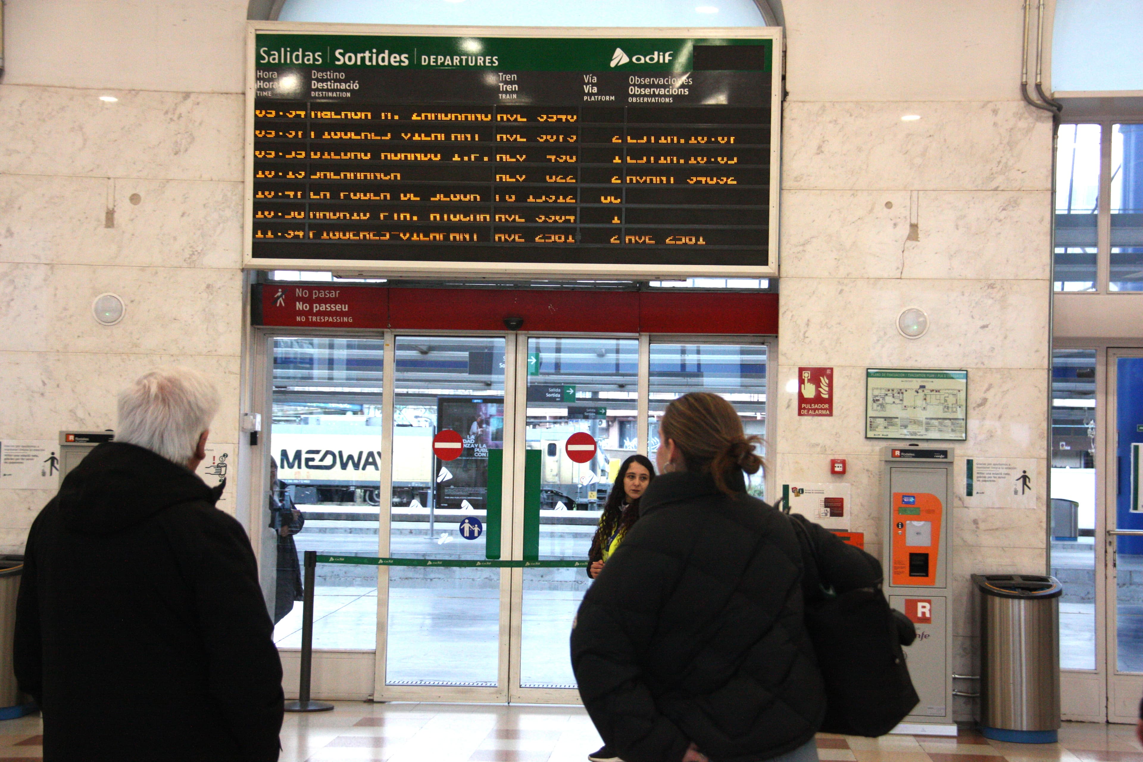 La recuperació del servei de Rodalies d’aquest dilluns torna a ser caòtic, ara per una incidència al centre de control d’Adif