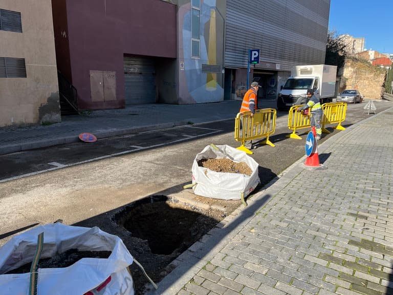 Reparen un esvoranc del carrer La Parra de Lleida