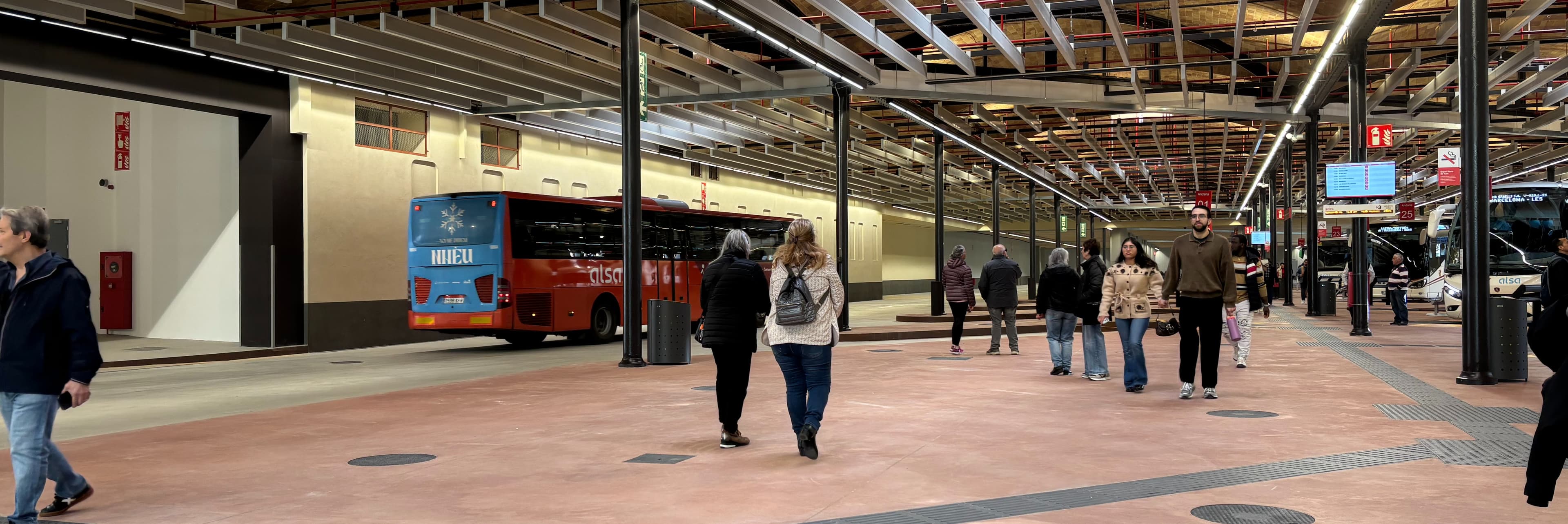Satisfacció entre els usuaris de la nova estació d’autobusos de Lleida en el primer dia de funcionament