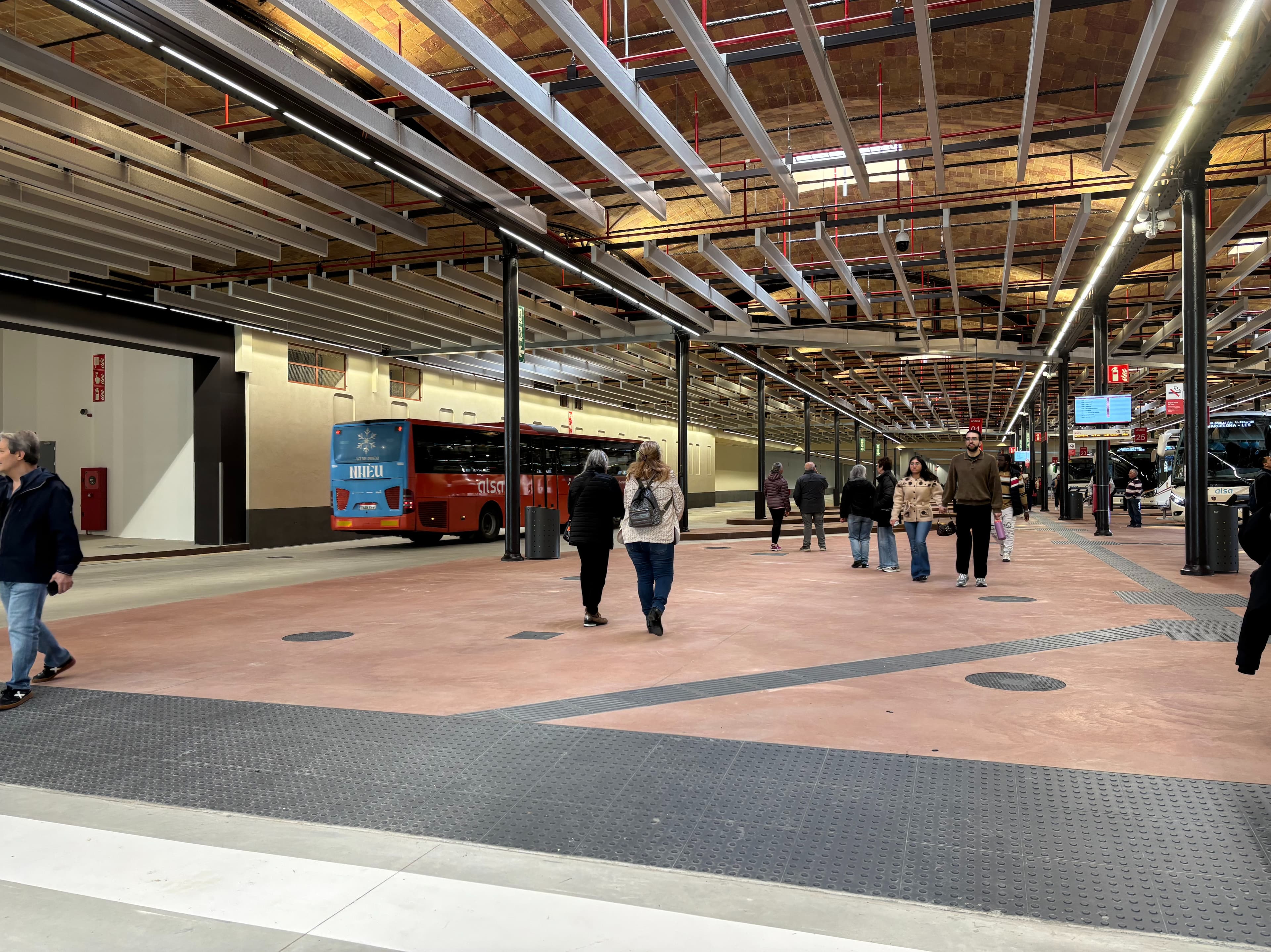 Satisfacció entre els usuaris de la nova estació d’autobusos de Lleida en el primer dia de funcionament