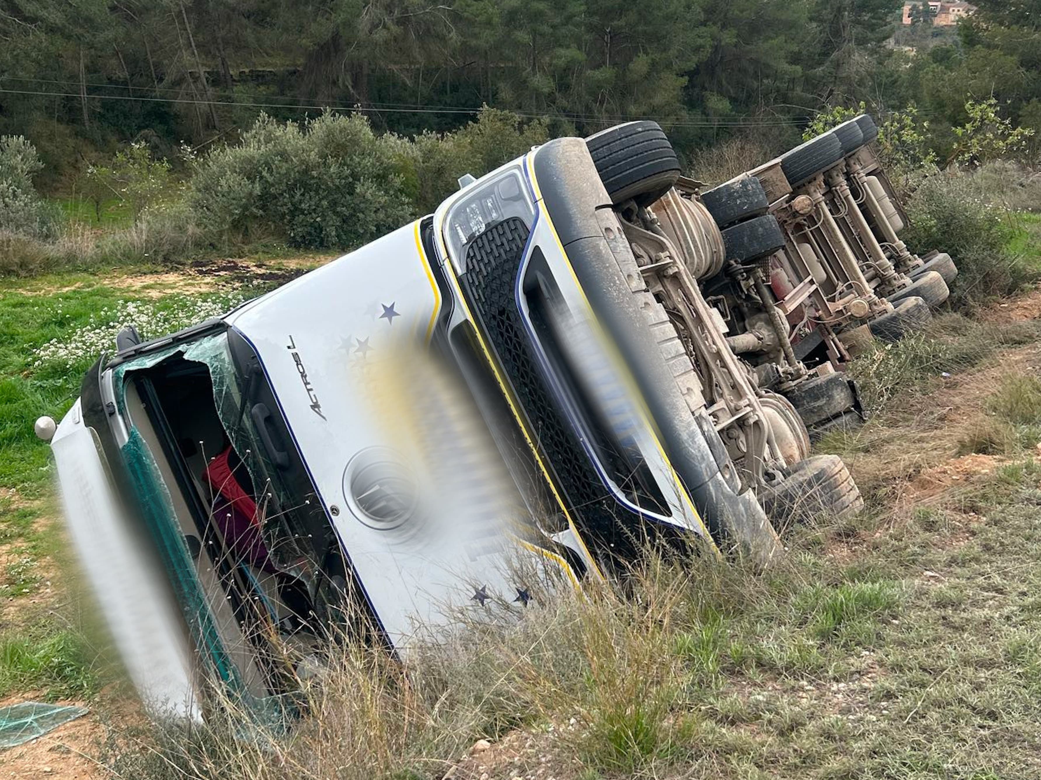 Ferit greu el conductor d'un camió que ha bolcat a la carretera de Castelldans al Cogul