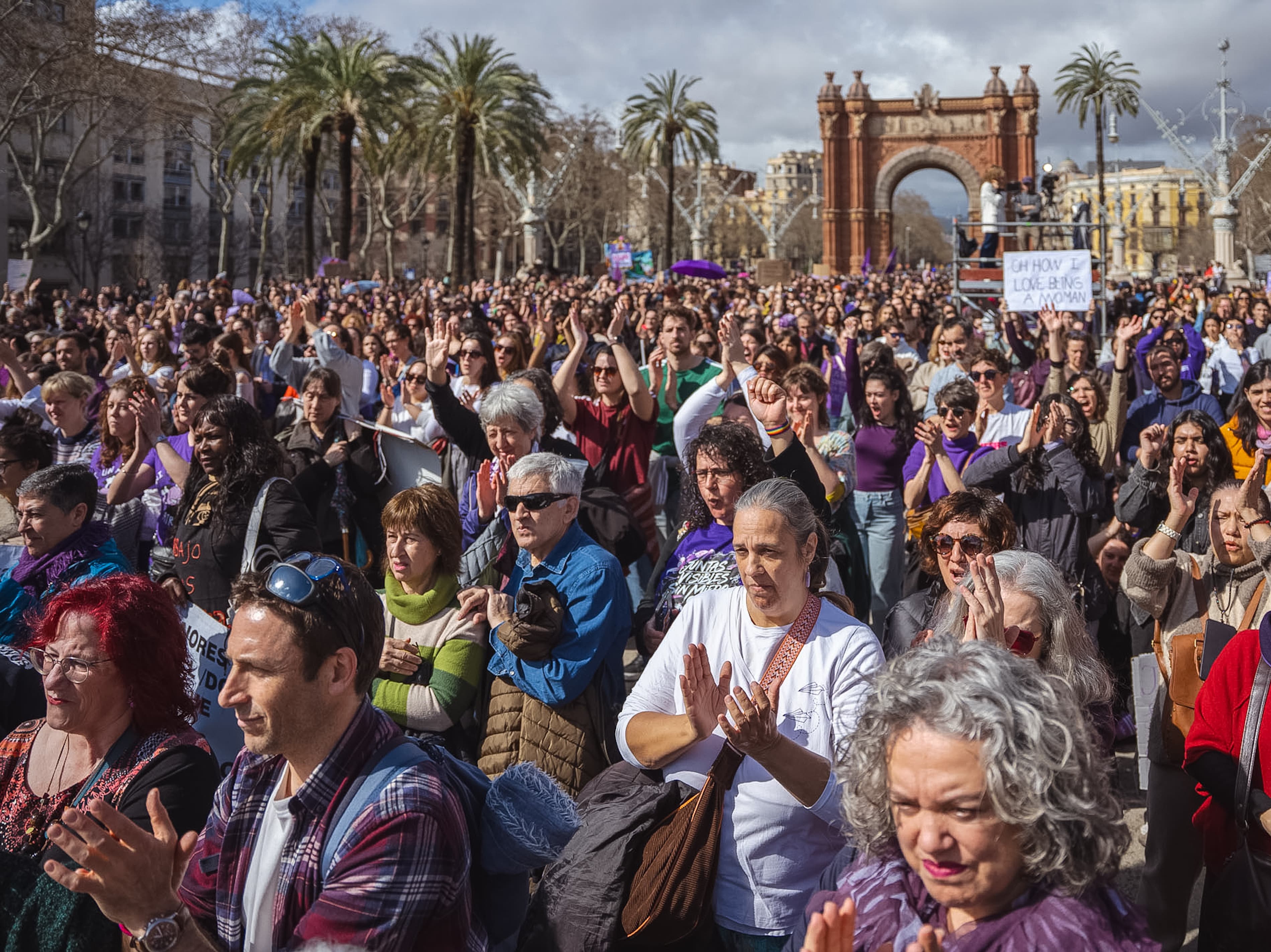 Centenars de dones surten als carrers de Lleida aquest 8M en dues manifestacions feministes diferents
