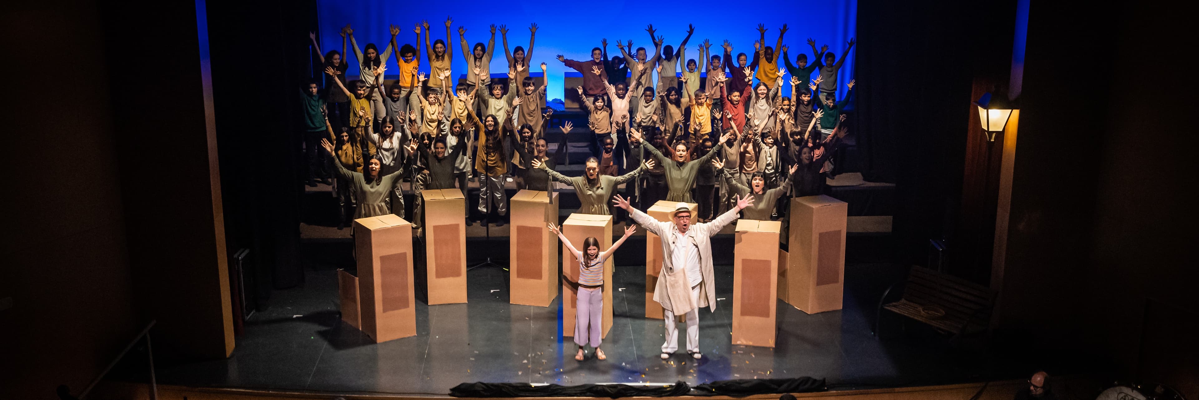 El teatre Municipal Ateneu de Guissona rep la participació de 443 alumnes per representar l’obra ‘L’espill Encantat’