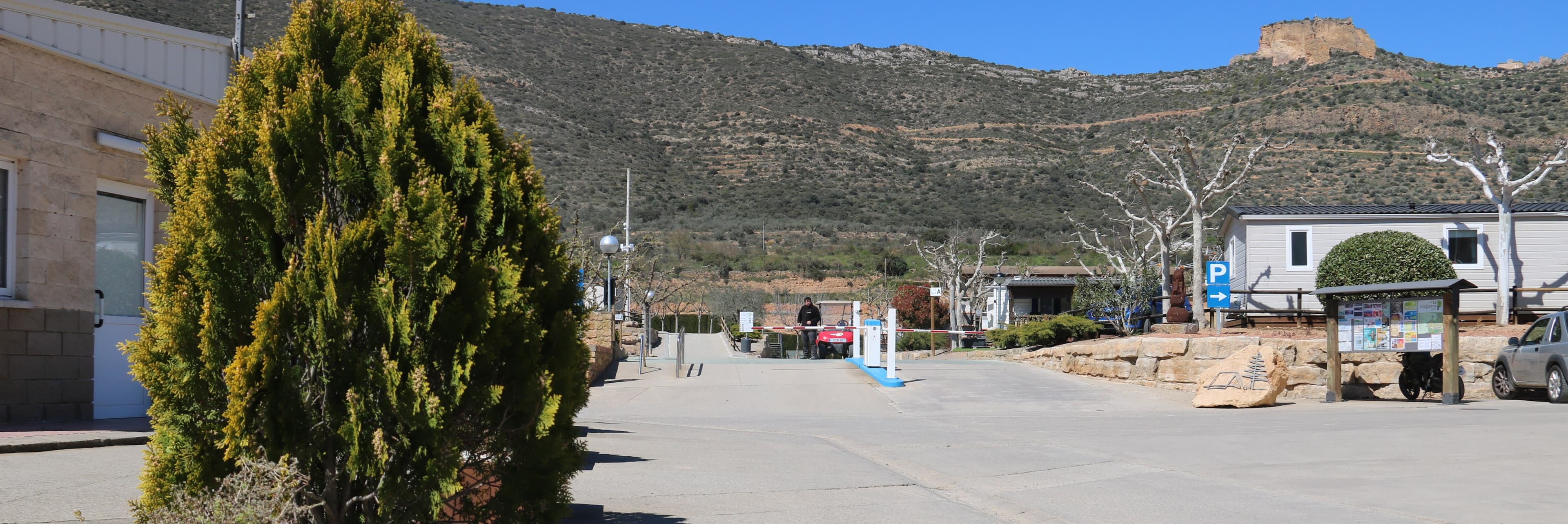 Una dona i dos menors ferits de poca gravetat per la caiguda d’una planxa per la ventada a Camarasa
