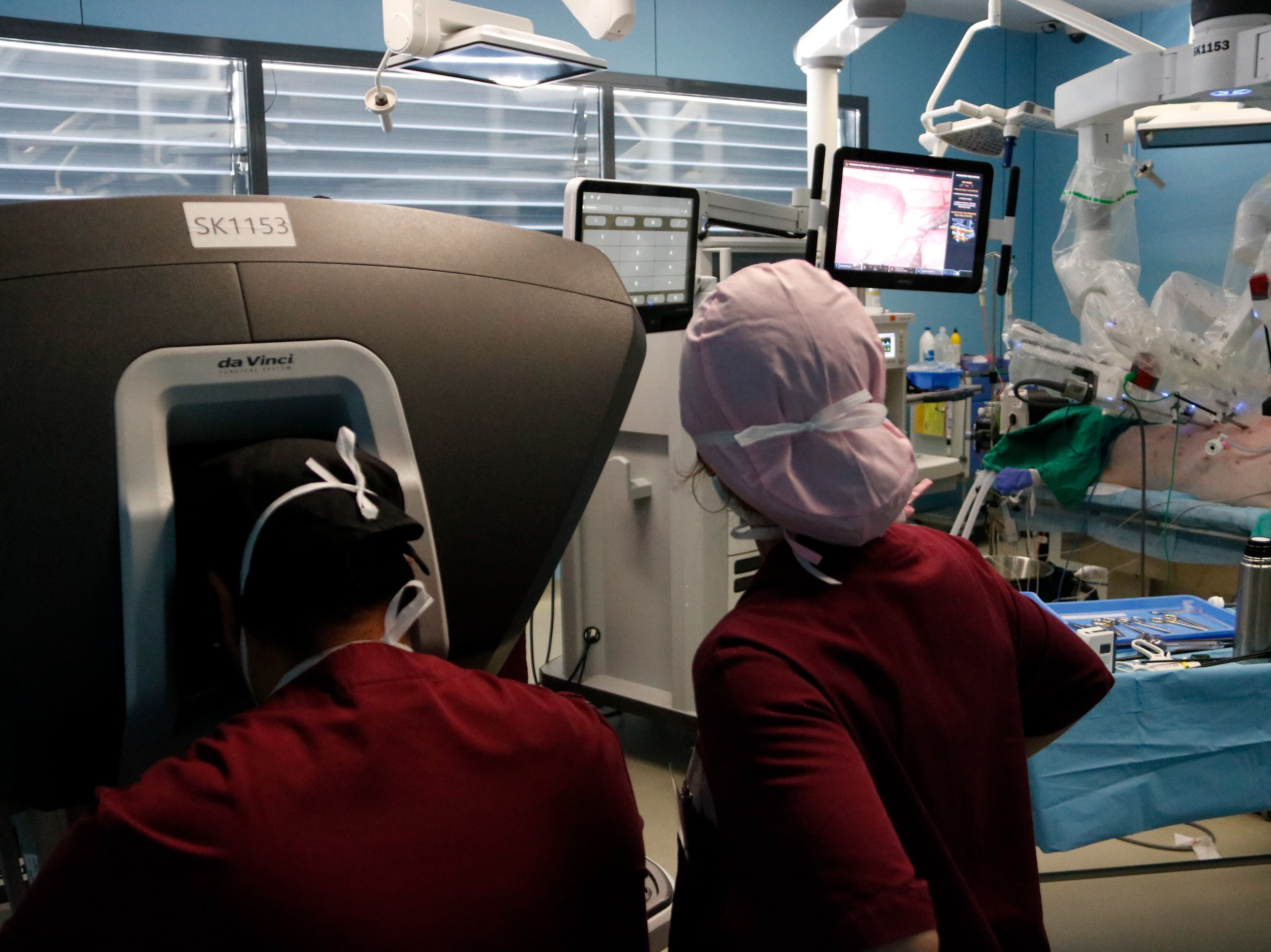 El centre CREBA de Torrelameu imparteix formacions pioneres de cirurgia robòtica amb porcs