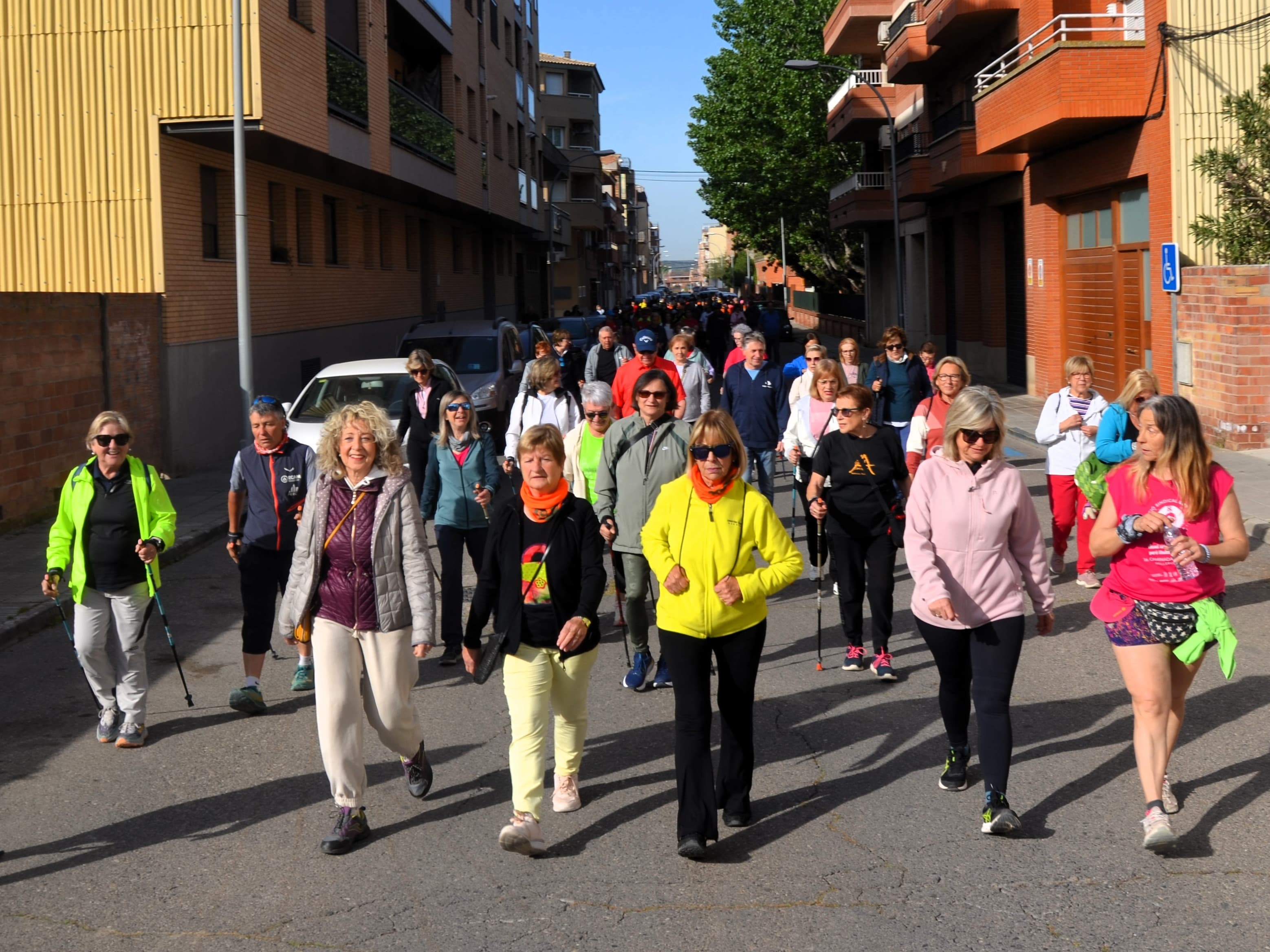 Mollerussa celebra el Dia Mundial de l’Activitat Física amb una caminada saludable que ha aplegat prop de 400 persones